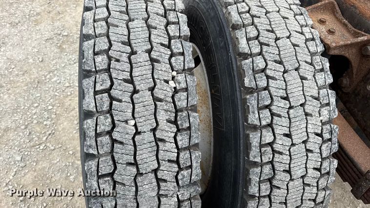 image for item DW6733 2010 International 4300 truck cab and chassis