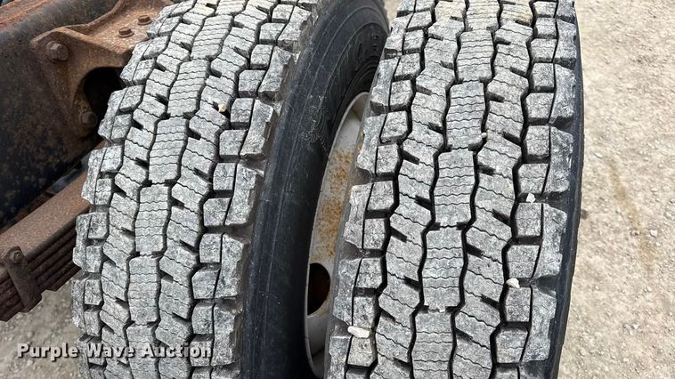 image for item DW6733 2010 International 4300 truck cab and chassis