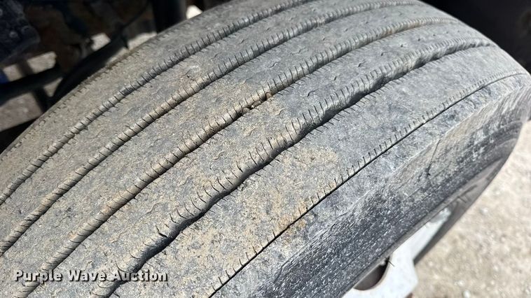 image for item DW6733 2010 International 4300 truck cab and chassis