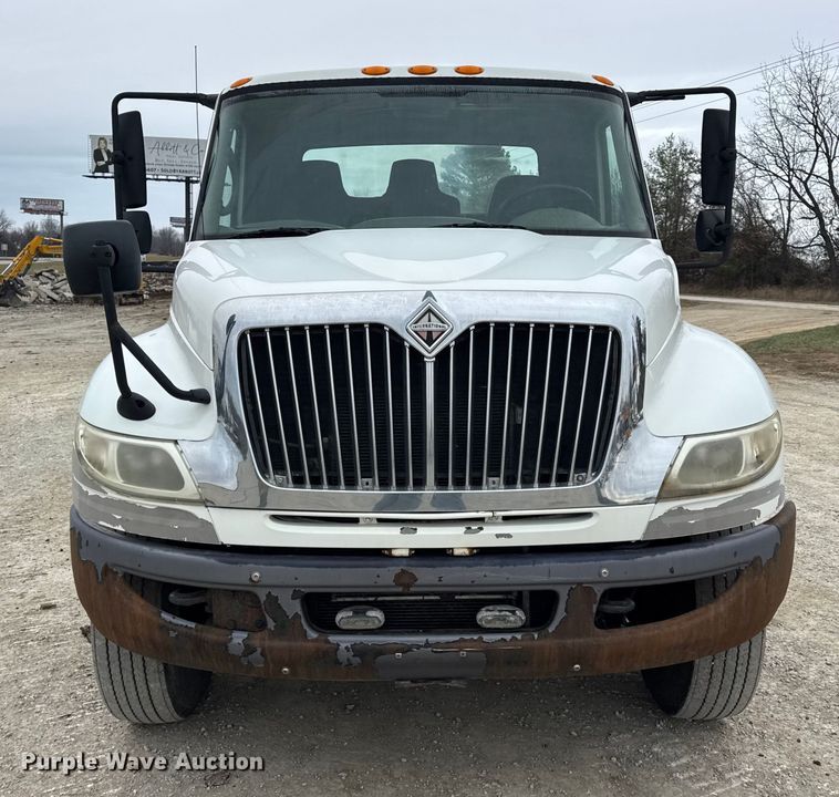 image for item DW6734 2009 International 4400 truck cab and chassis