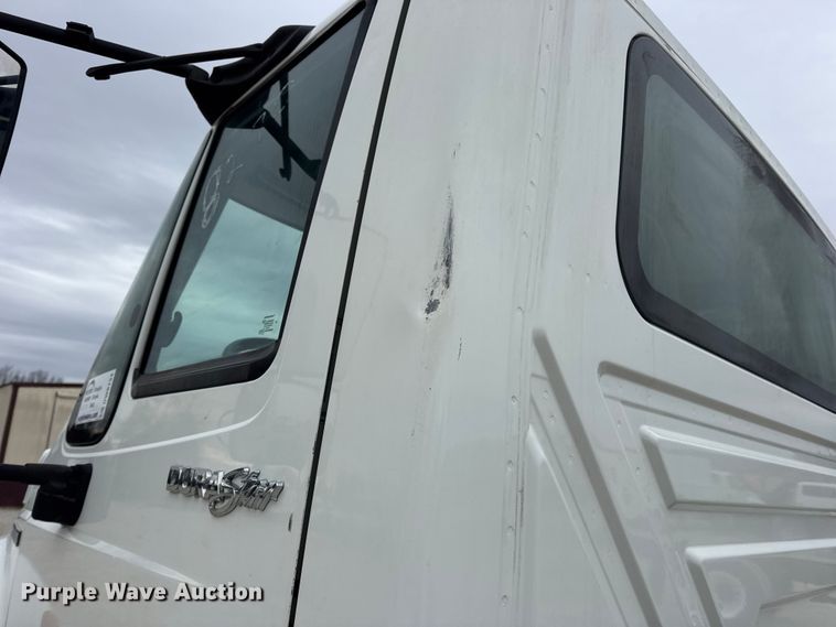 image for item DW6734 2009 International 4400 truck cab and chassis