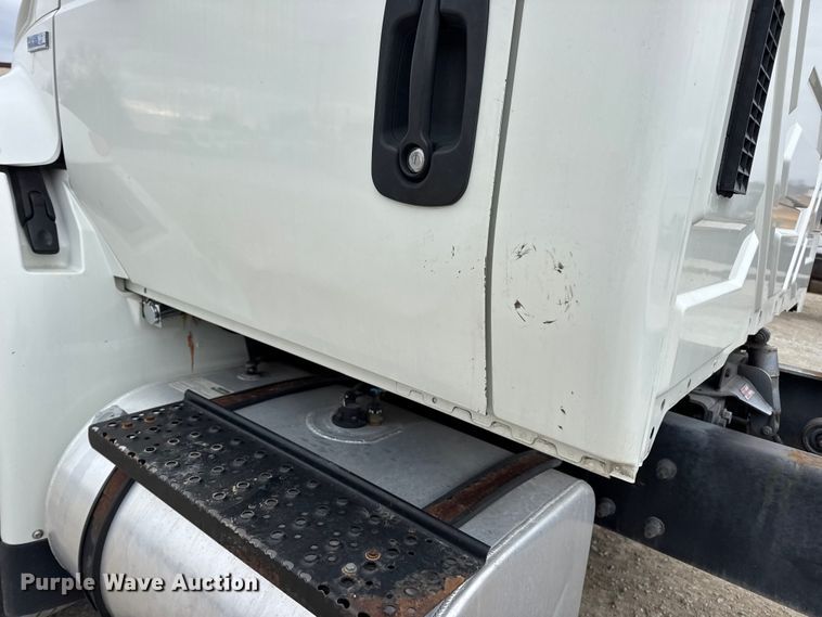 image for item DW6734 2009 International 4400 truck cab and chassis