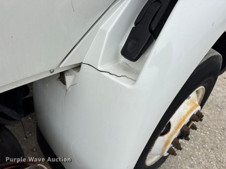 image for item DW6734 2009 International 4400 truck cab and chassis