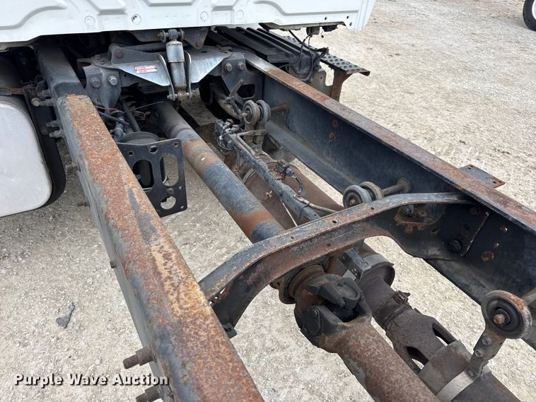 image for item DW6734 2009 International 4400 truck cab and chassis