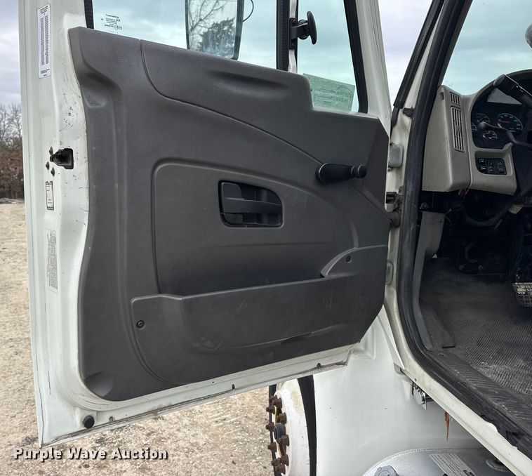 image for item DW6734 2009 International 4400 truck cab and chassis