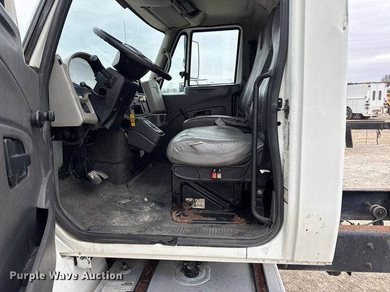 image for item DW6734 2009 International 4400 truck cab and chassis