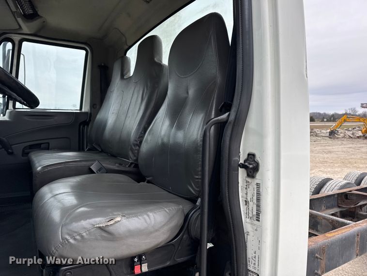 image for item DW6734 2009 International 4400 truck cab and chassis