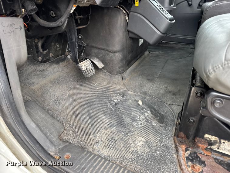 image for item DW6734 2009 International 4400 truck cab and chassis