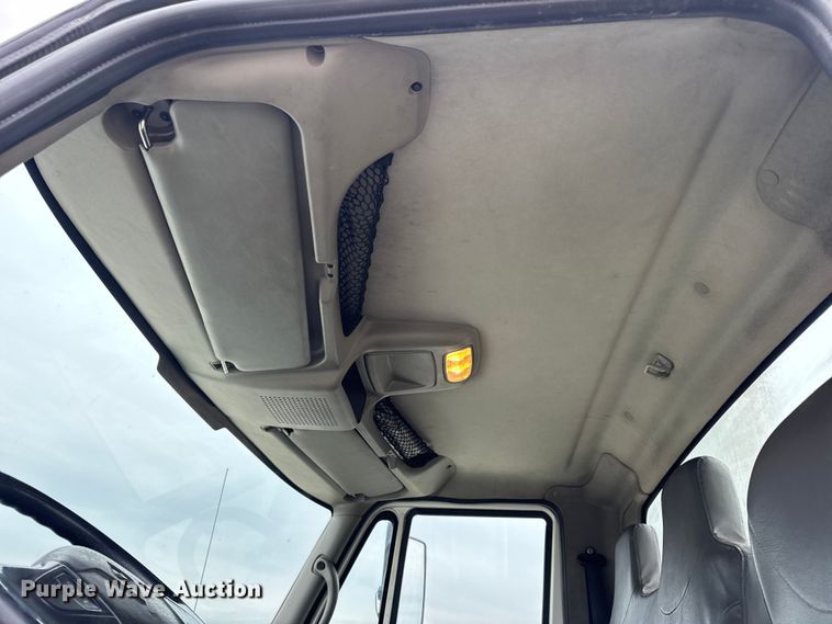 image for item DW6734 2009 International 4400 truck cab and chassis