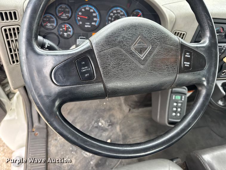 image for item DW6734 2009 International 4400 truck cab and chassis