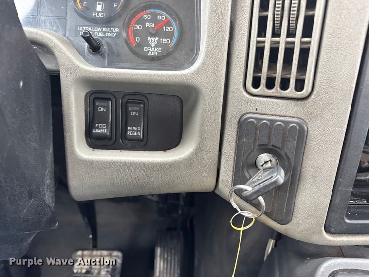 image for item DW6734 2009 International 4400 truck cab and chassis