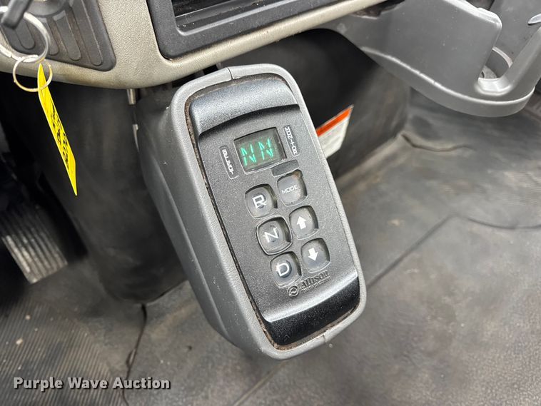 image for item DW6734 2009 International 4400 truck cab and chassis