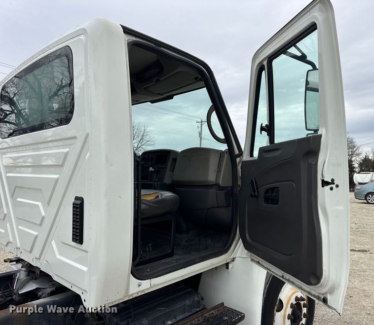 image for item DW6734 2009 International 4400 truck cab and chassis