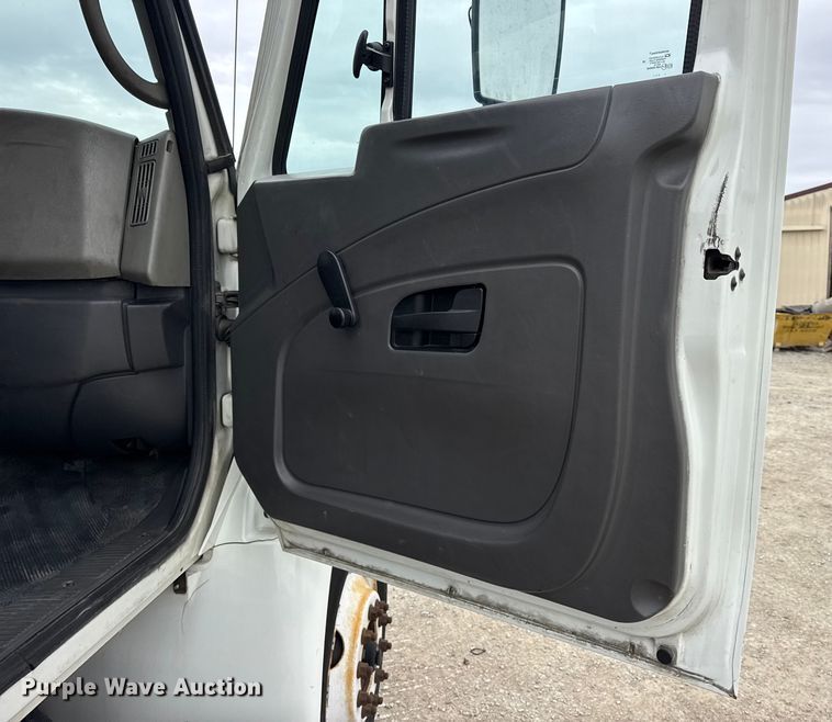 image for item DW6734 2009 International 4400 truck cab and chassis