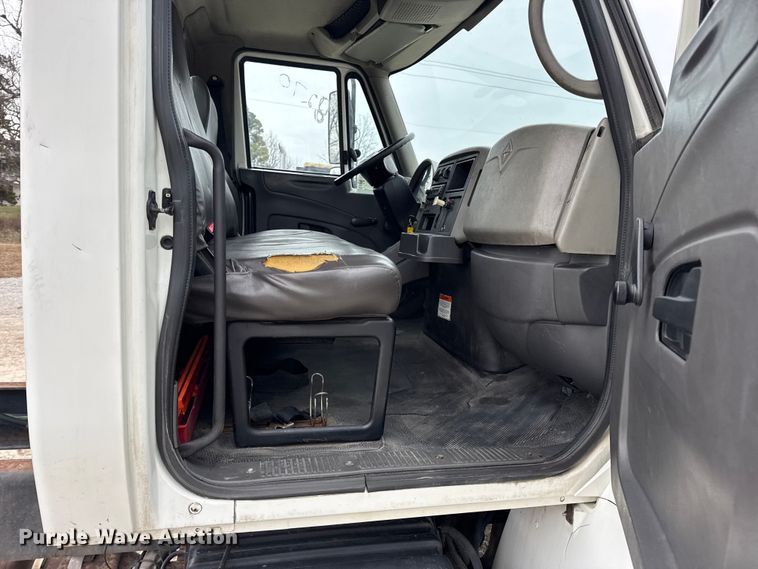 image for item DW6734 2009 International 4400 truck cab and chassis