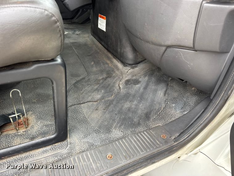 image for item DW6734 2009 International 4400 truck cab and chassis