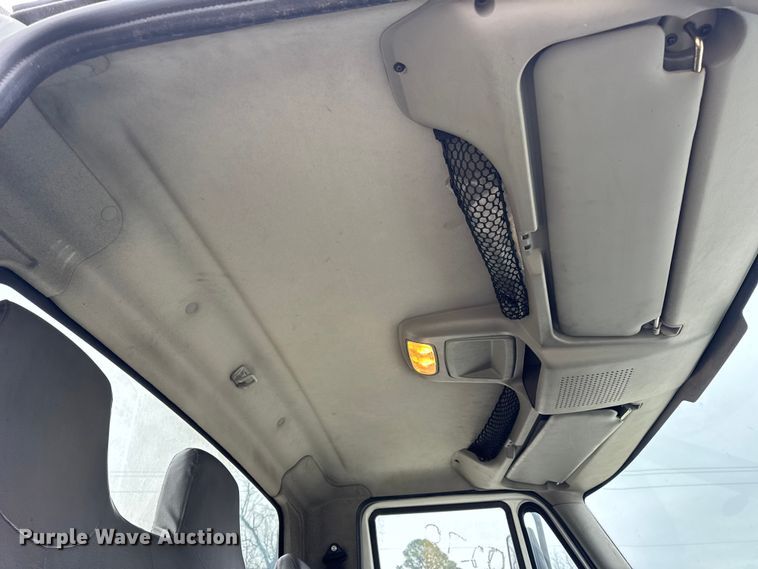 image for item DW6734 2009 International 4400 truck cab and chassis