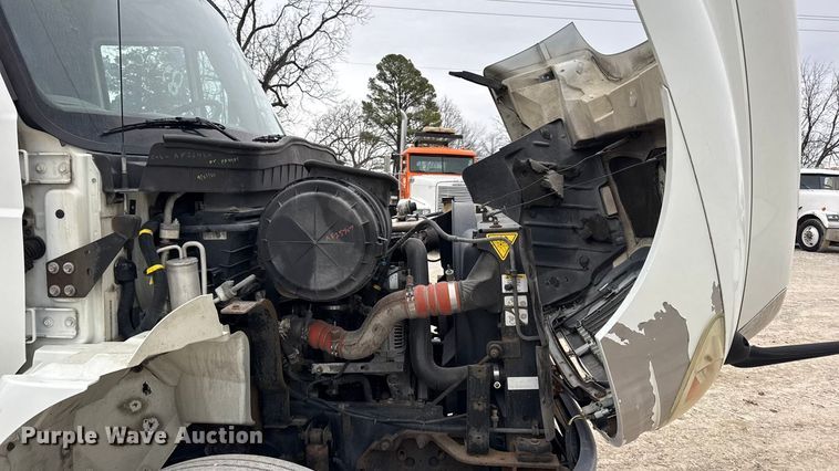 image for item DW6734 2009 International 4400 truck cab and chassis