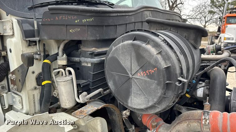 image for item DW6734 2009 International 4400 truck cab and chassis