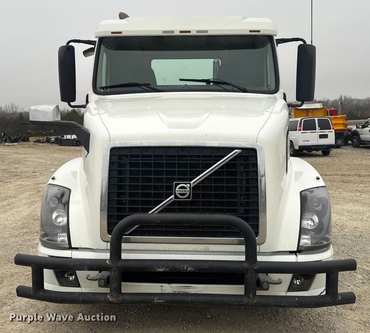 image for item DW6735 2013 Volvo VNL semi truck