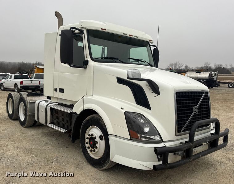 image for item DW6735 2013 Volvo VNL semi truck