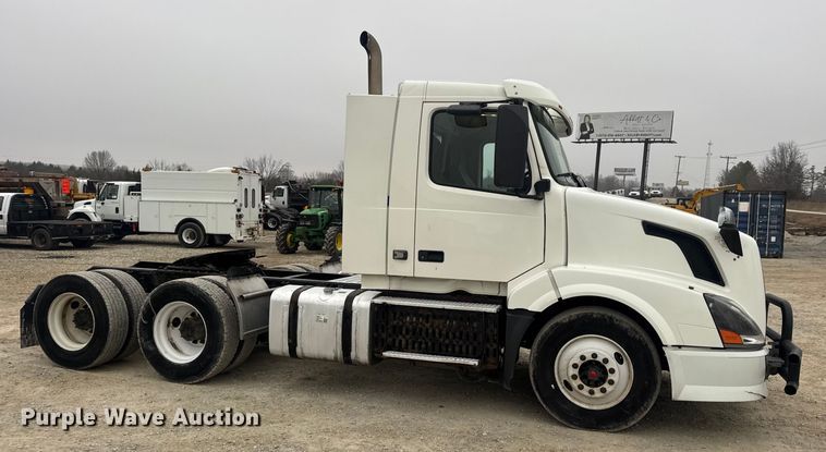image for item DW6735 2013 Volvo VNL semi truck