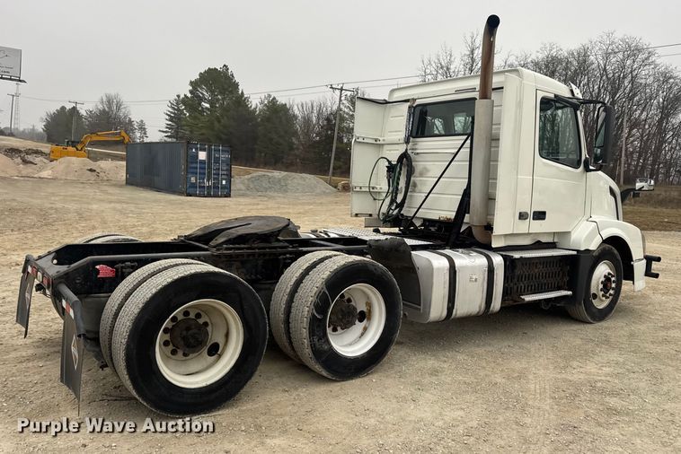 image for item DW6735 2013 Volvo VNL semi truck