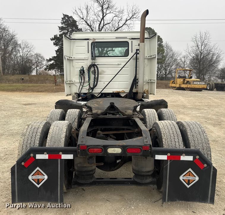 image for item DW6735 2013 Volvo VNL semi truck