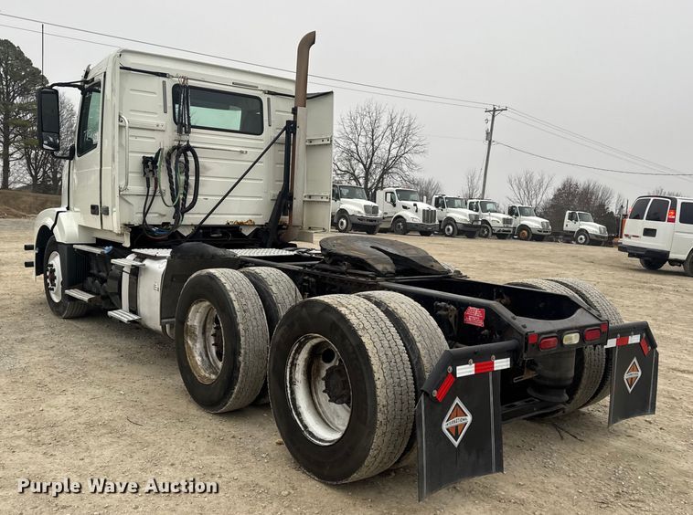 image for item DW6735 2013 Volvo VNL semi truck