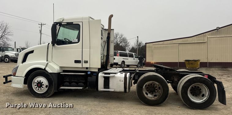 image for item DW6735 2013 Volvo VNL semi truck