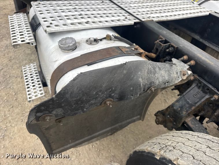 image for item DW6735 2013 Volvo VNL semi truck