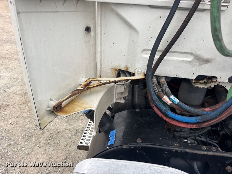 image for item DW6735 2013 Volvo VNL semi truck