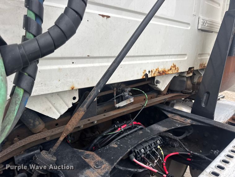 image for item DW6735 2013 Volvo VNL semi truck