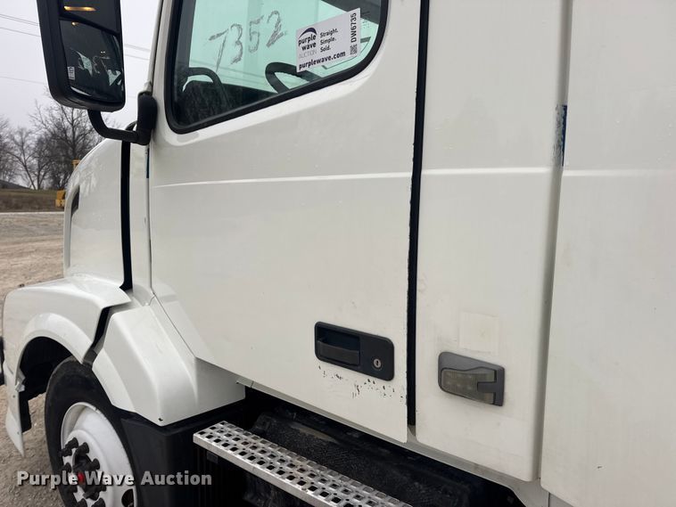 image for item DW6735 2013 Volvo VNL semi truck