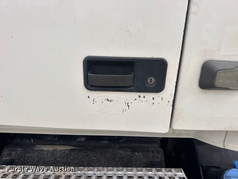 image for item DW6735 2013 Volvo VNL semi truck