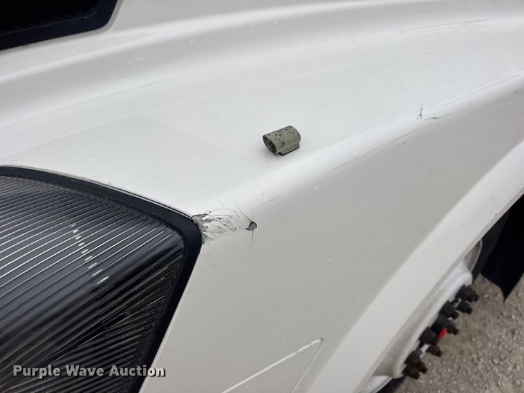 image for item DW6735 2013 Volvo VNL semi truck