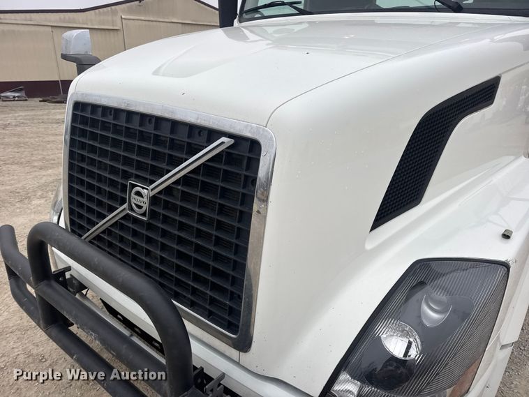 image for item DW6735 2013 Volvo VNL semi truck