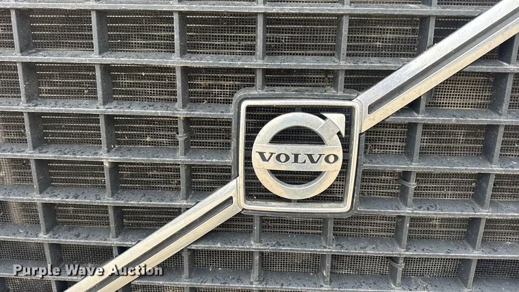 image for item DW6735 2013 Volvo VNL semi truck