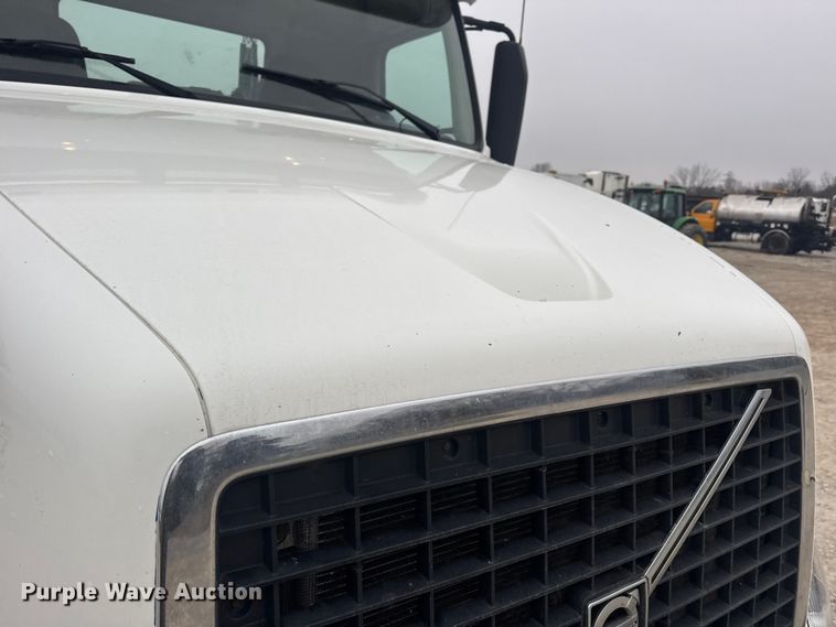 image for item DW6735 2013 Volvo VNL semi truck