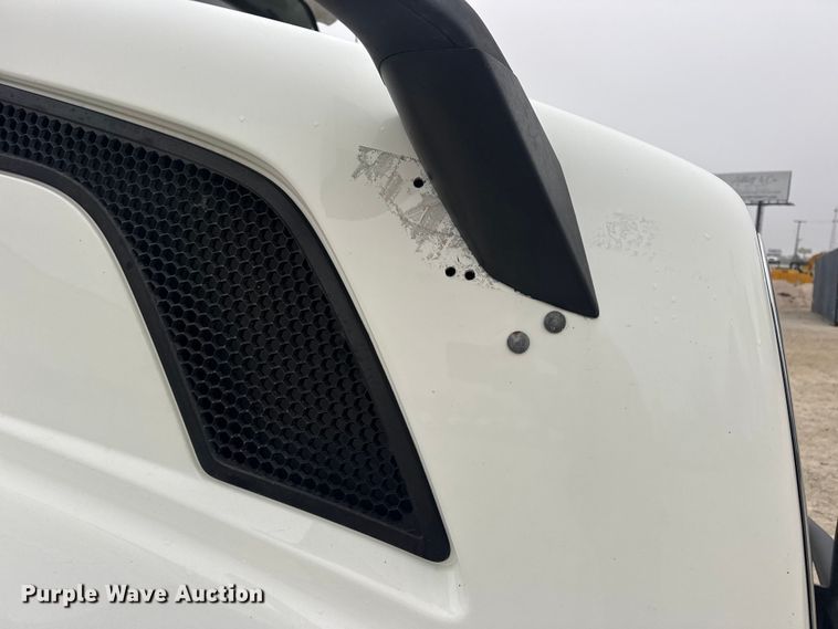 image for item DW6735 2013 Volvo VNL semi truck