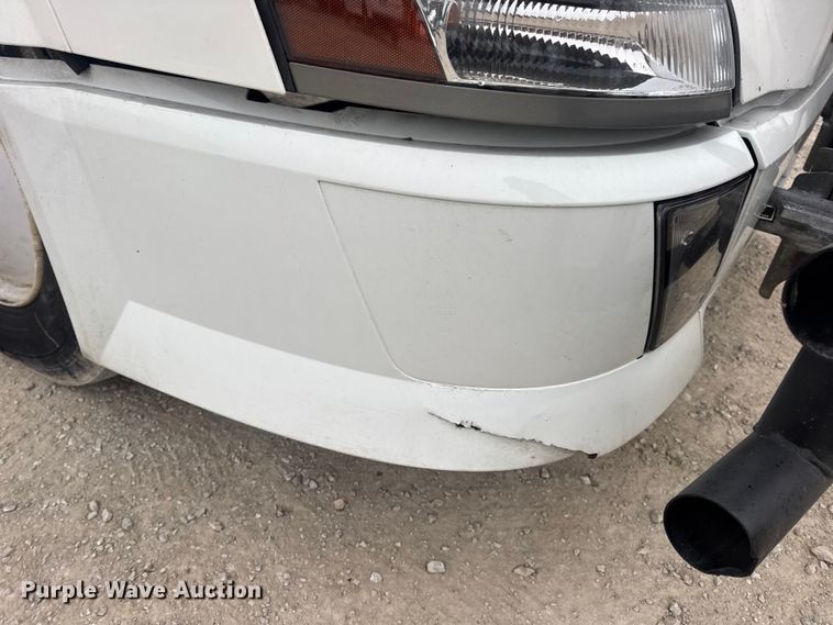 image for item DW6735 2013 Volvo VNL semi truck