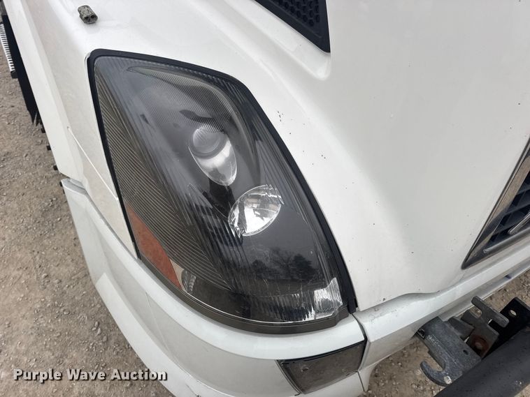 image for item DW6735 2013 Volvo VNL semi truck