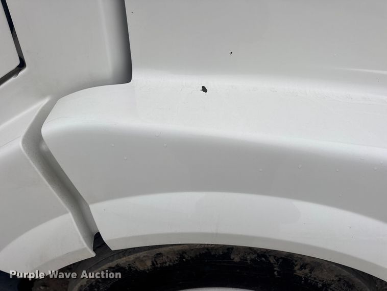 image for item DW6735 2013 Volvo VNL semi truck