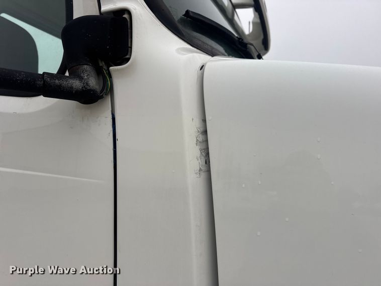 image for item DW6735 2013 Volvo VNL semi truck