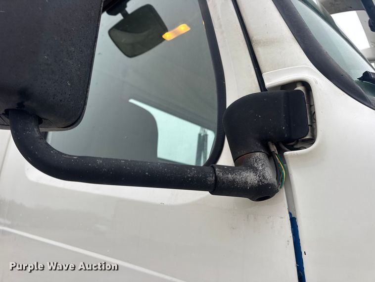 image for item DW6735 2013 Volvo VNL semi truck