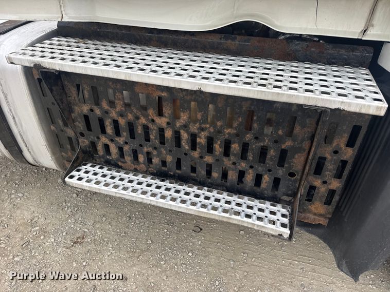 image for item DW6735 2013 Volvo VNL semi truck