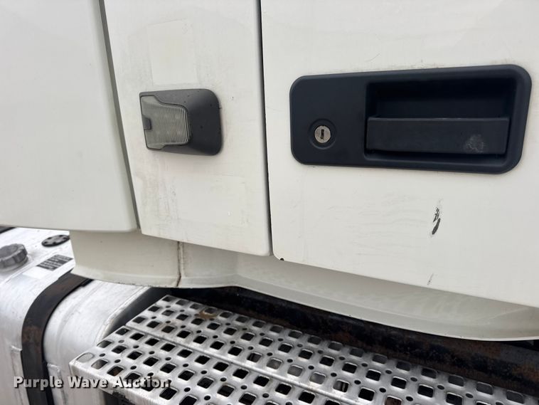 image for item DW6735 2013 Volvo VNL semi truck