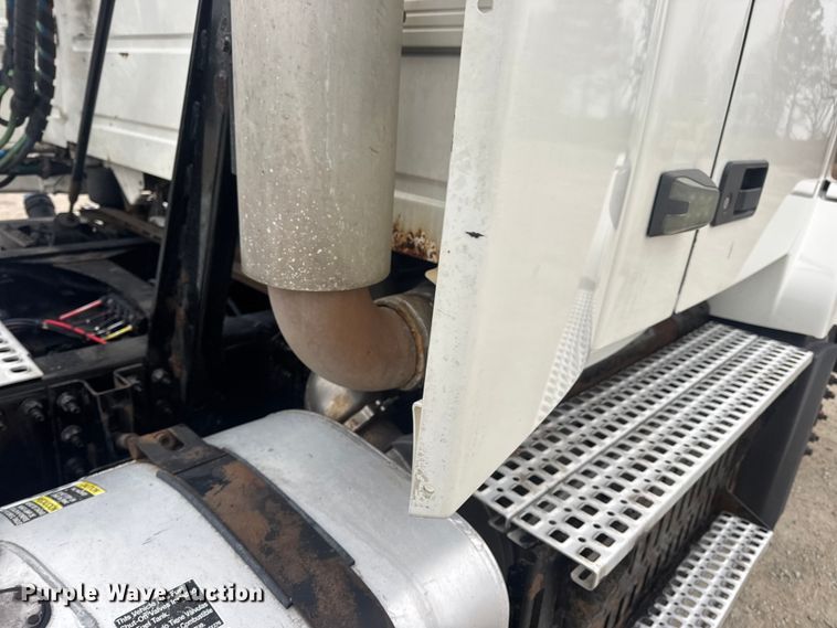 image for item DW6735 2013 Volvo VNL semi truck