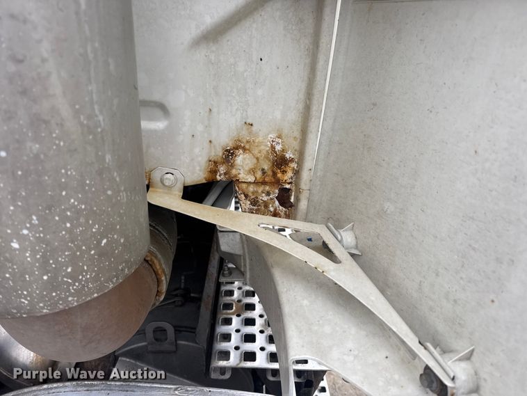 image for item DW6735 2013 Volvo VNL semi truck