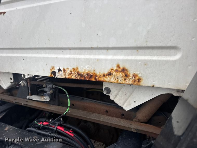 image for item DW6735 2013 Volvo VNL semi truck